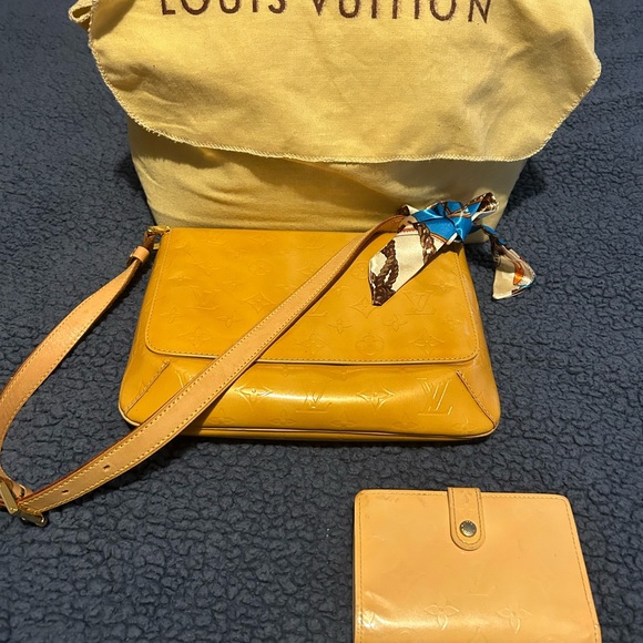 Authentic LV vernis shoulder bag w/ free kisslock vernis wallet - Picture 11 of 13